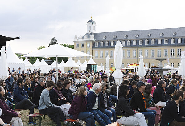 Viele Menschen sind gekommen, um sich das Spektakel auf der großen Bühne nicht entgehen zu lassen