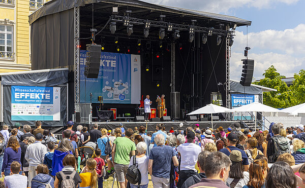 Die große Festivalbühne mit den Physikanten und vielen Zuschauern