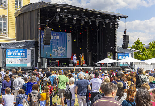 Die große Festivalbühne mit den Physikanten und vielen Zuschauern