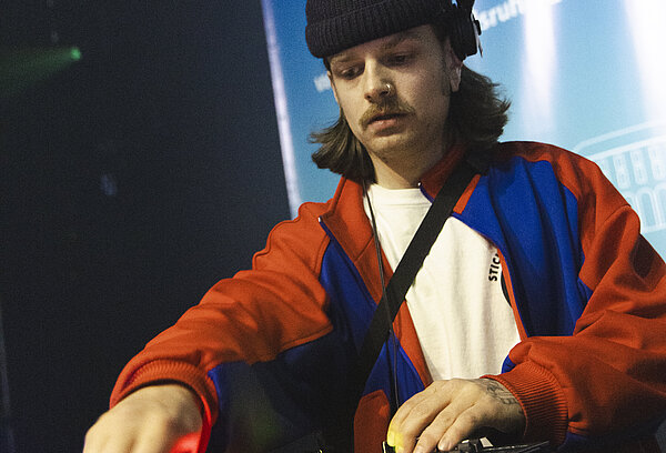 DJ werkelt an seinem Mischpult