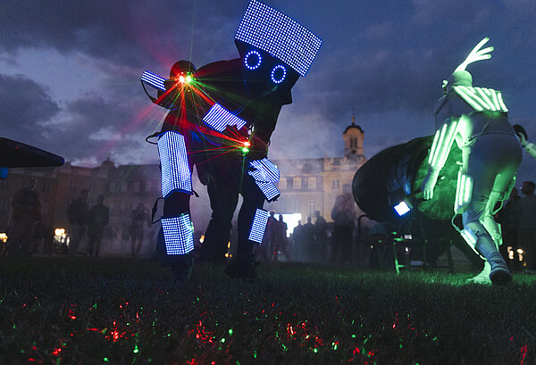 Leuchtende Walking Acts bringen Aufregung in die Nacht