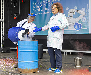Der OB hilft Konrad Stöckel bei einem Experiment