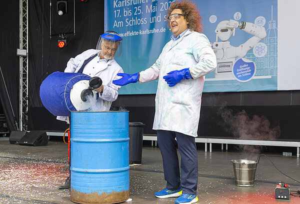 Der OB hilft Konrad Stöckel bei einem Experiment