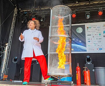 Das Programm startet mit einem Softopening durch Science-Comedian Konrad Stöckel um 11:45 Uhr. Moderatorin Kim Lara Samtmann empfängt gegen 12:30 Uhr Oberbürgermeister Dr. Mentrup auf der Bühne für die offizielle Eröffnung des EFFEKTE-Festivals. 