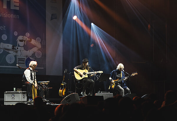 Die Band Ton Steine Scherben tritt mit Birte Volta auf und bringt die Klänge der wilden 80er zurück