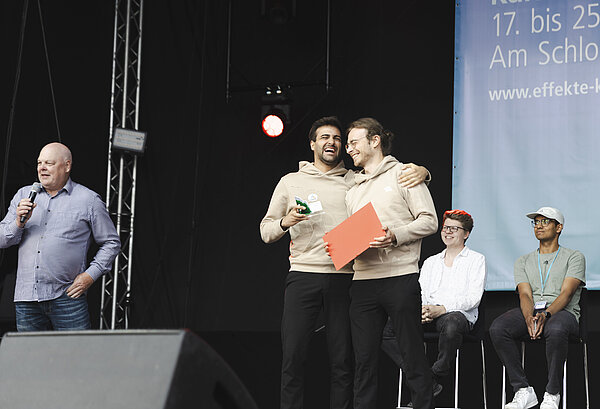 Die strahlenden Gewinner des Startup-Pitch-Wettbewerbs Gipfelstürmer auf der großen Bühne