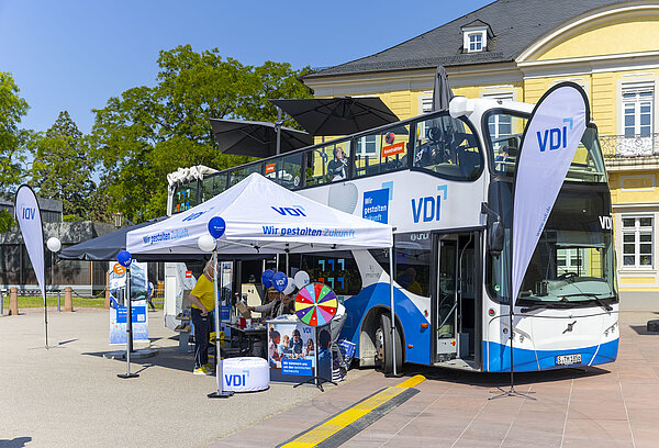 Der VDI-Bus lädt Interessierte ein, selbst zu experimentieren