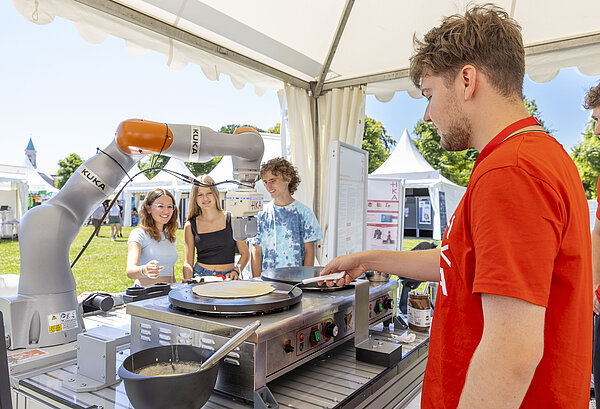 Roboter beim Crépe backen
