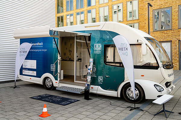 Der Bosch Digital Health Truck steht auf einem Platz