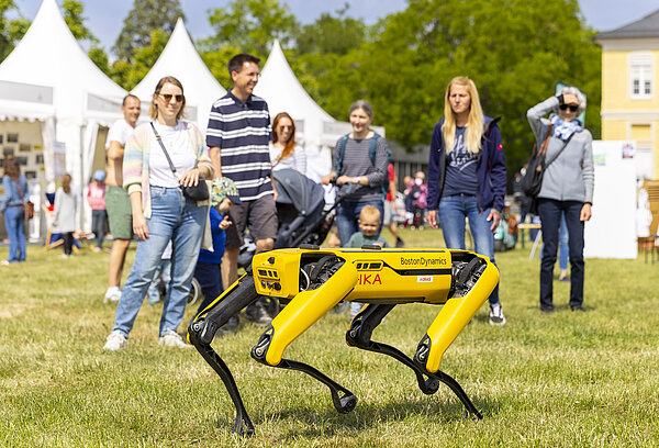 Der Roboterhund Spot läuft über das Festivalgelände