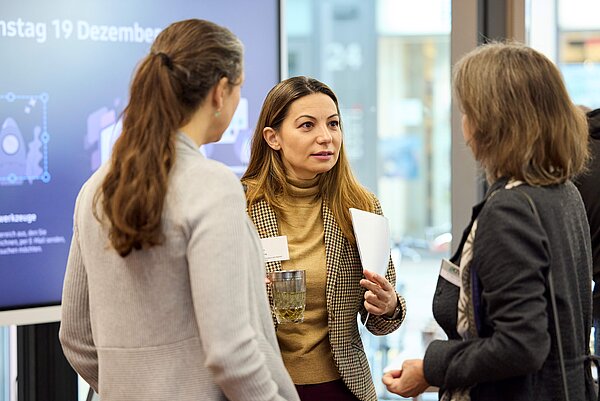 Drei Frauen unterhalten sich