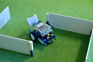 Ein fahrbarer Roboter in einem Parcours