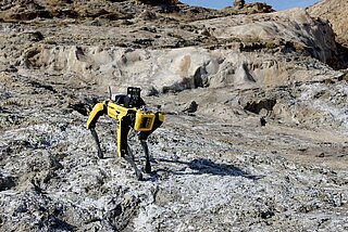 Ein Marsroboter auf einer steinigen Oberfläche